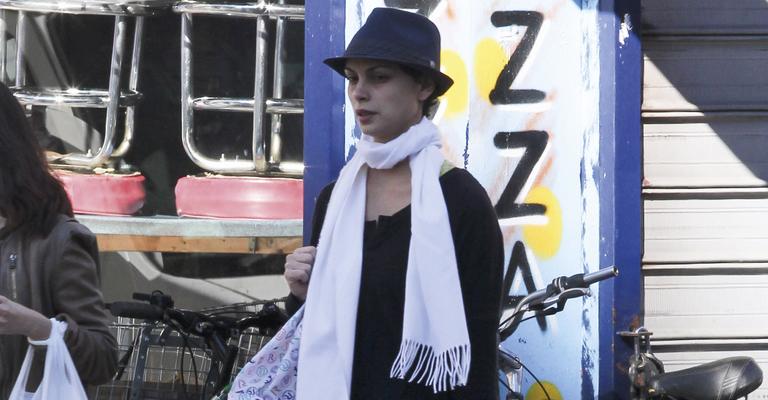 Morena Baccarin faz compras de cachecol e chapéu em Nova York