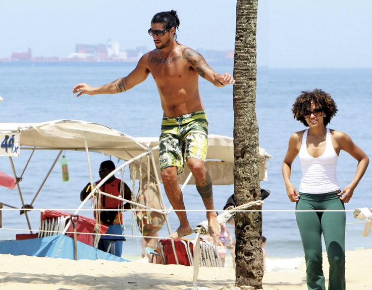 Sheron Menezzes é clicada em passeio romântico no Rio