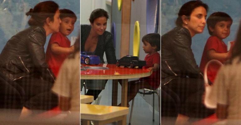 Ivete Sangalo se diverte com o pequeno Marcelo em shopping carioca