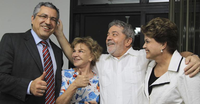 Em tratamento, Lula recebe Padilha e Dilma