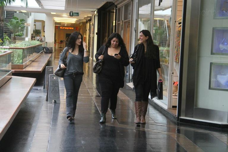 Cleo Pires e Carol Sampaio passeiam com amiga por shopping carioca