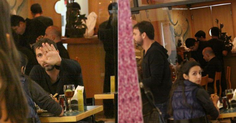 Marcelo Faria se irrita com paparazzo durante jantar com a esposa Camila Lucciola