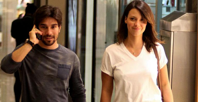 Após férias em Nova York, Camila Rodrigues e o noivo, Roberto Costa, vão às compras