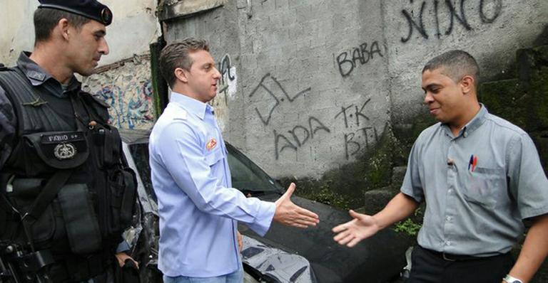 Luciano Huck grava o ‘Lata Velha’ no Vidigal após ocupação
