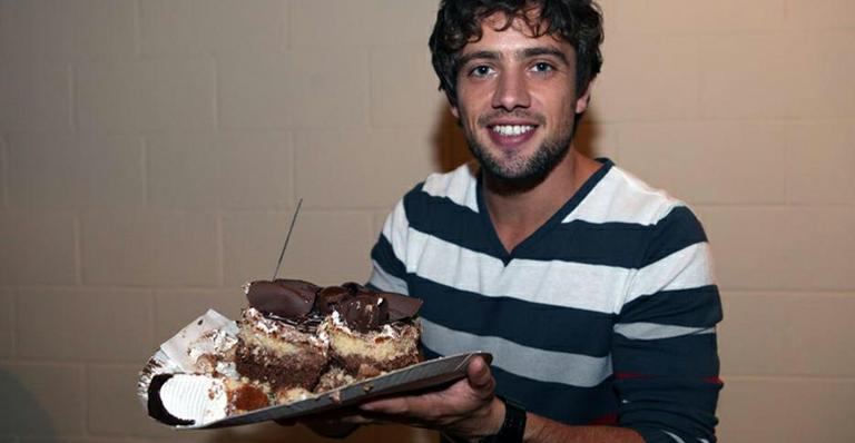 Rafael Cardoso ganha bolo de aniversário durante gravação