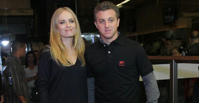 Luciano Huck revela que Angélica dançou ‘Vou de Táxi’ no Ano Novo