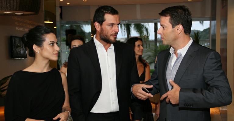 Cleo Pires e Rodrigo Lombardi se encontram em festa