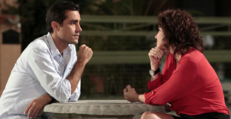 Vicente admite a Claudia que não esqueceu seu beijo