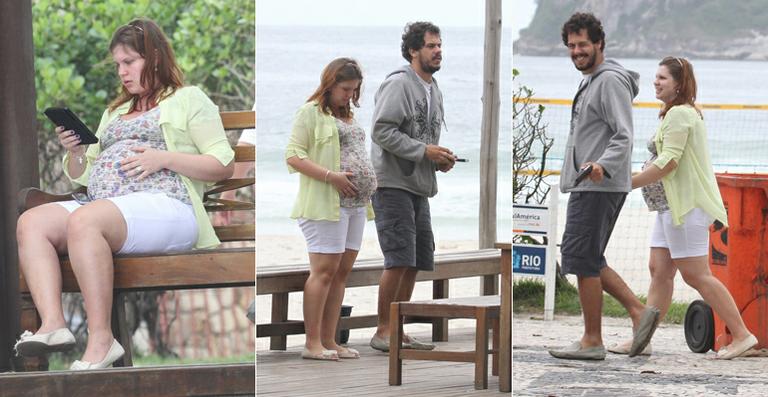 Grávida, Carolinie Figueiredo passeia com Guga Coelho pelo Rio de Janeiro