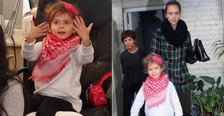 Filha de Jessica Alba aproveita dia de beleza para pintar as unhas