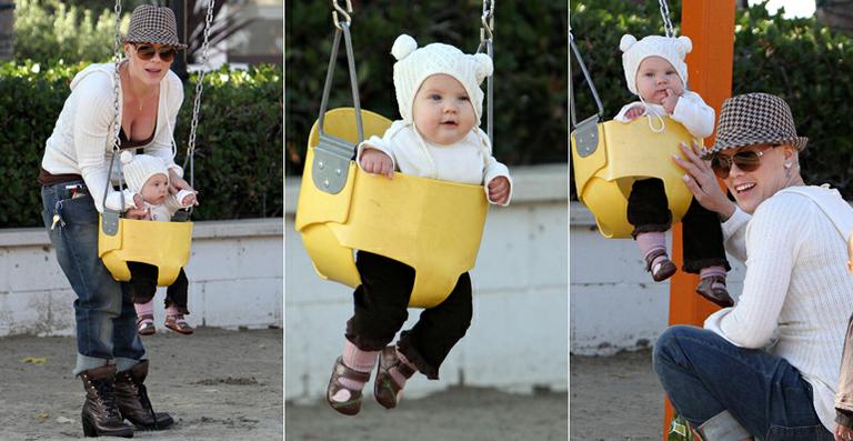 Pink se diverte com a filha em parque dos Estados Unidos