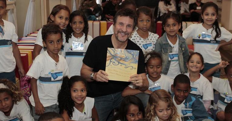 Antonio Calloni lê livro de sua autoria para crianças no Projeto ‘Lê Pra Mim?’, no Rio de Janeiro