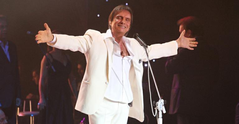 Roberto Carlos recebe Daniela Mercury e Durval Lelys em show em Salvador