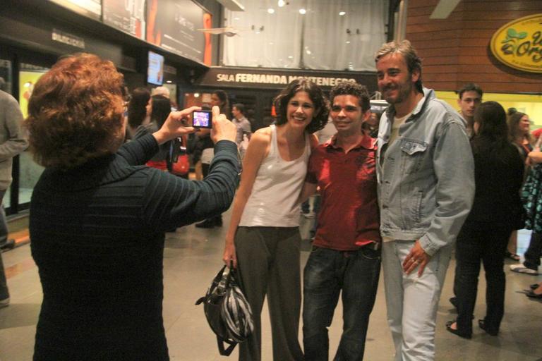 Alexandre Borges e Juliana Martins posam com fãs no Rio