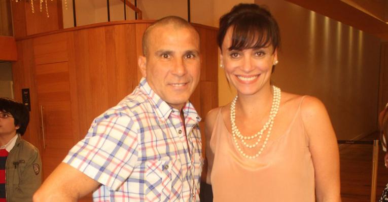 Suzana Pires confere o amigo Eri Johnson no teatro
