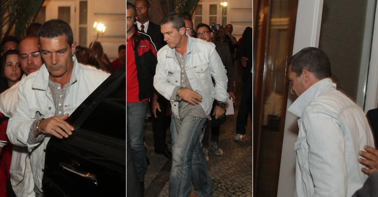 Antonio Banderas volta para o hotel depois de passear pelo Rio de Janeiro