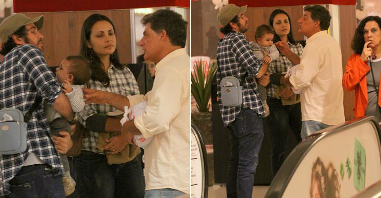 Eriberto Leão e a esposa Andréa Leal passeiam com o pequeno João