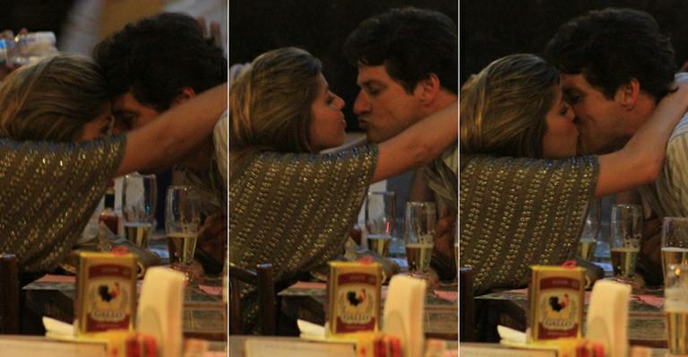 Marcelo Serrado troca carinhos com a namorada em restaurante no Leblon
