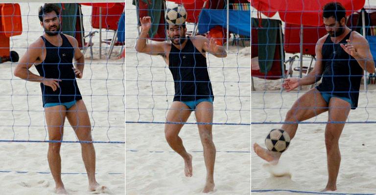 As habilidades do esportista Thierry Figueira em partida de futevôlei nas areias do Leblon