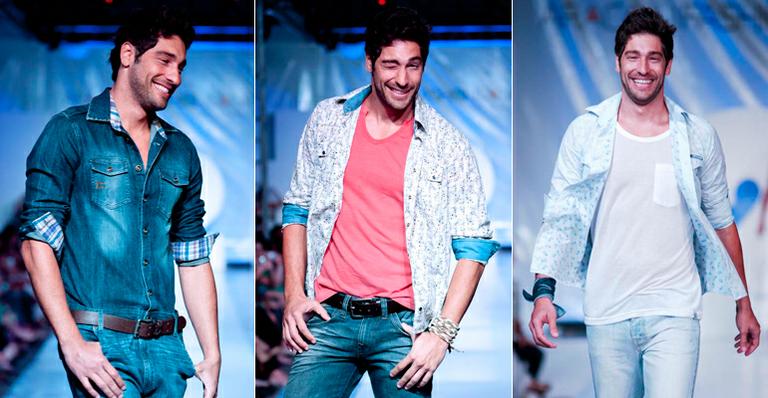 Victor Pecoraro esbanja charme em desfile em Aracaju