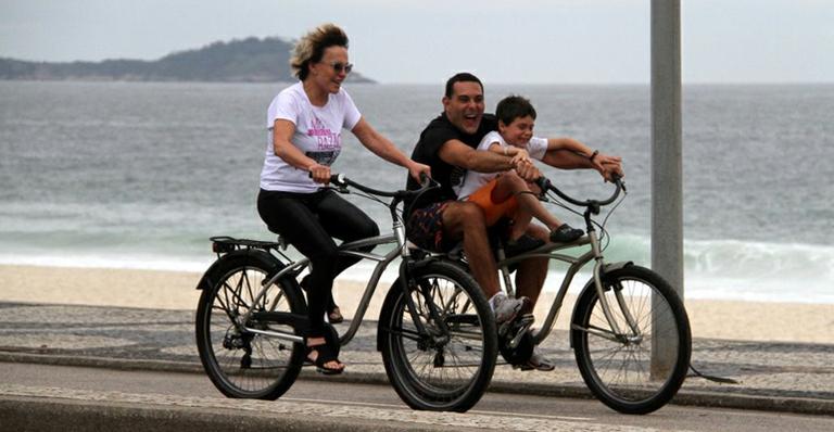 Ana Maria Braga passeia de bicicleta com o marido e enteados no Rio de Janeiro