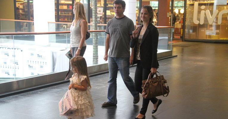 Depois de curtir a pré-estreia de ‘O Gato de Botas’, Luiza Valdetaro passeia em família
