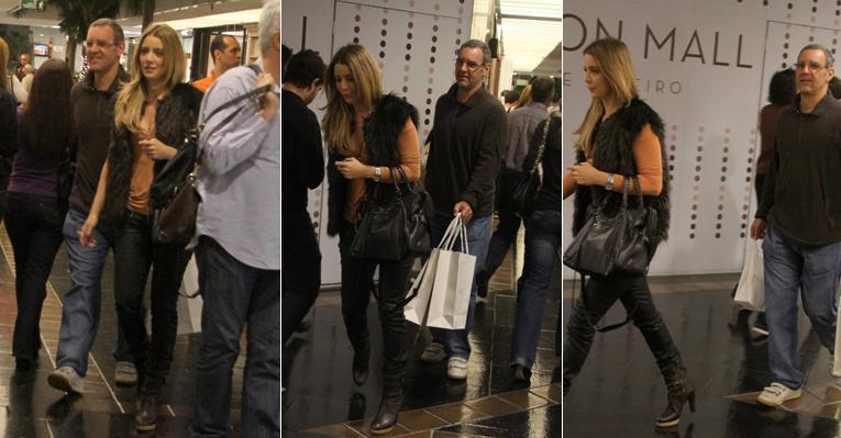 O casal Christine Fernandes e Floriano Peixoto curte o sábado fazendo compras