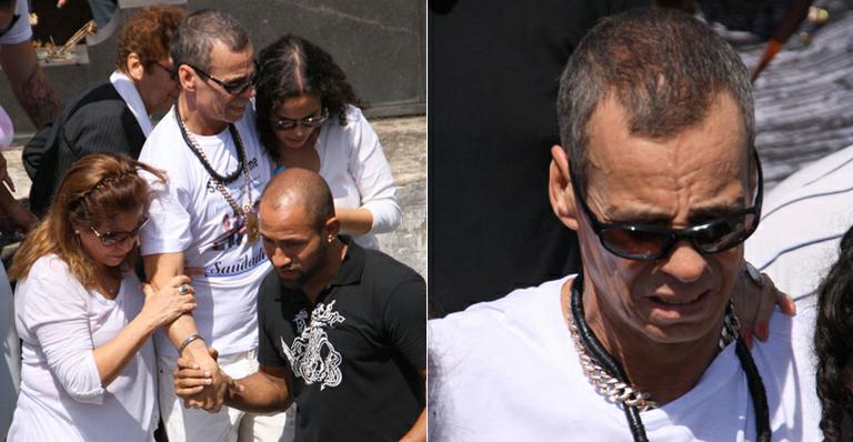Emocionado, Carlinhos de Jesus se despede do filho Dudu