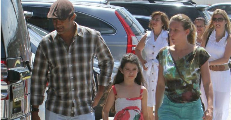 Sem Danielle Winits, Marcos Pasquim almoça com a filha e a cunhada