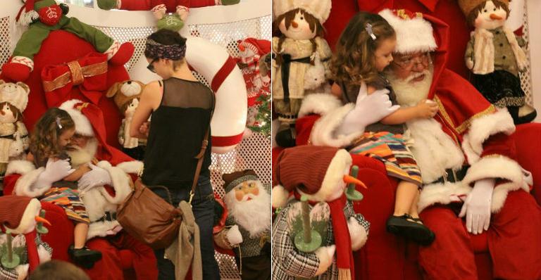Débora Falabella mostra Papai Noel à filha, Nina