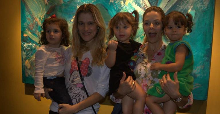 Ingrid Guimarães e Bianca Rinaldi levam suas filhas ao teatro