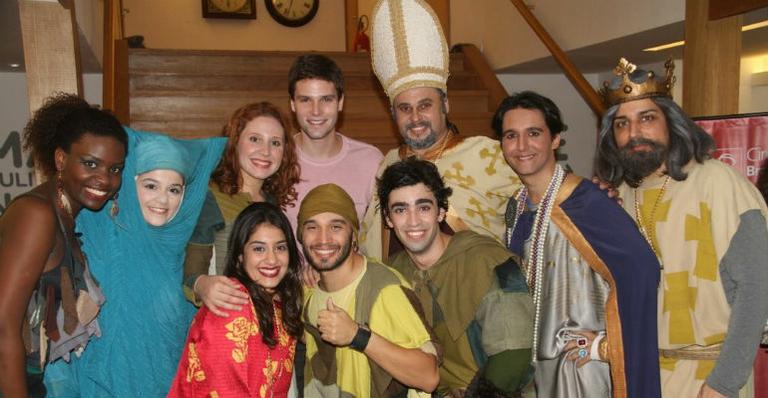 Jonatas Faro e Leandro Hassum prestigiam peça infantil