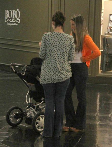 Fernanda Pontes passeia com amiga por shopping carioca
