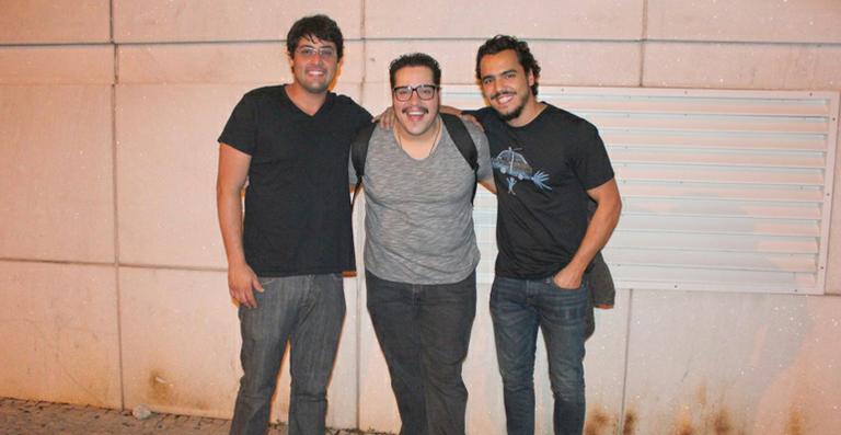 Bruno de Luca e Túlio Dek prestigiam Tiago Abravanel no teatro
