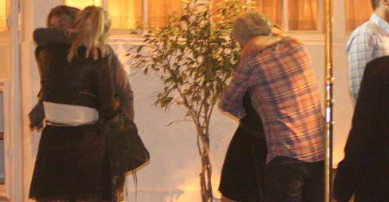 Bruno Gagliasso e Giovanna Ewbank jantam com amigos no Rio