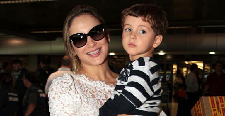 Claudia Leitte desembarca em São Paulo após dias de descanso em Miami