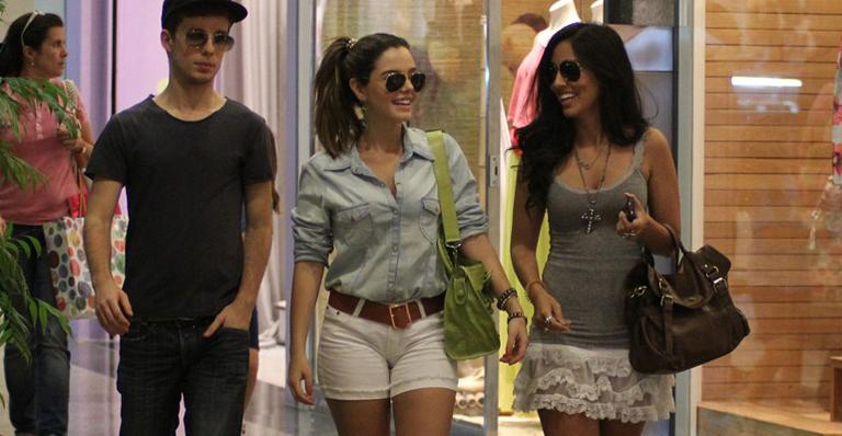 Estilosa, Giovanna Lancellotti se diverte com amigos