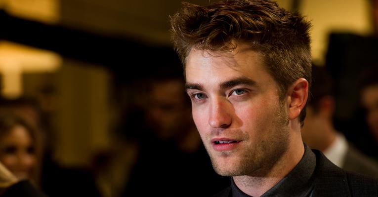 Robert Pattinson sai em novo pôster de ‘Bel Ami’
