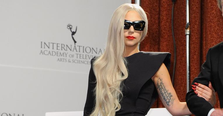 Em vestido ousado, Lady Gaga se emociona no palco do Emmy Awards