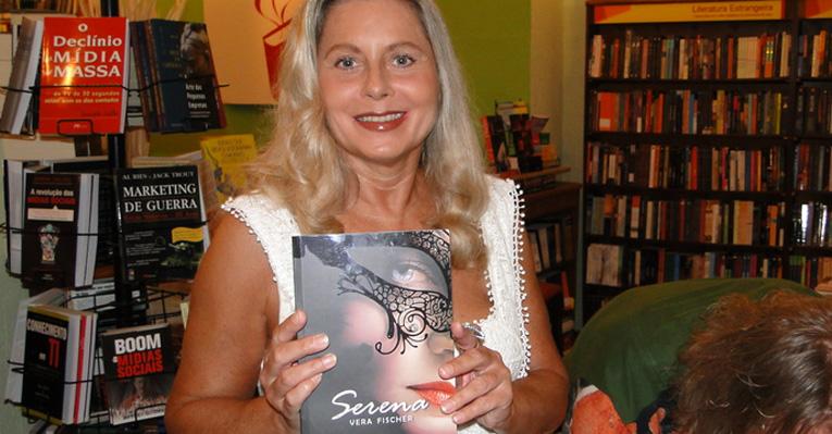 Vera Fischer marca presença em lançamento de livro e distribui autógrafos de sua obra
