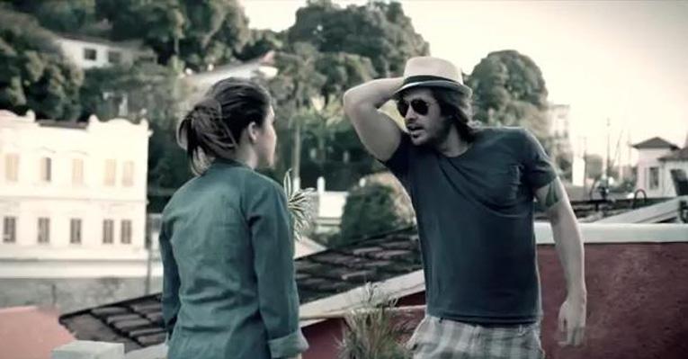 Dado Dolabella estrela clipe em que ‘apanha’ de namorada