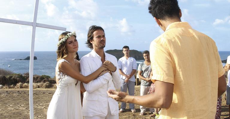 Thaila Ayala e Paulo Vilhena se casam em Noronha