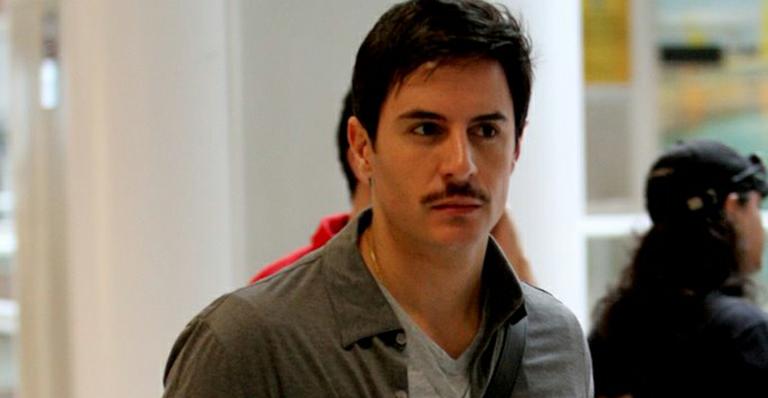 Ricardo Tozzi aparece de bigode para minissérie sobre Dercy Gonçalves