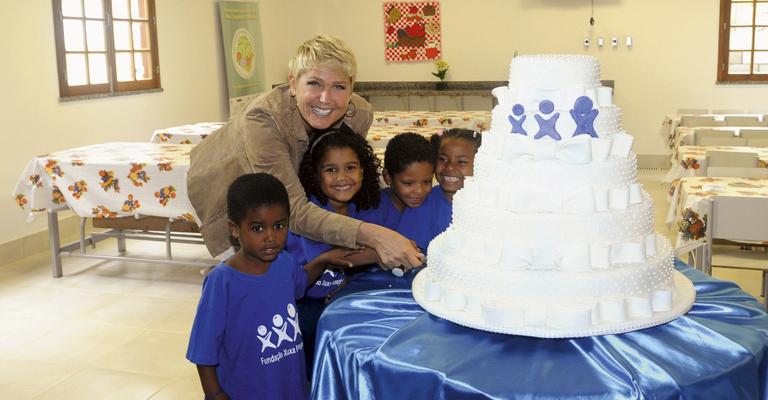 Xuxa alimenta sonhos em sua Fundação