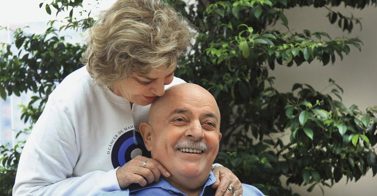 Dona Marisa raspa cabelo e barba do ex-presidente Lula