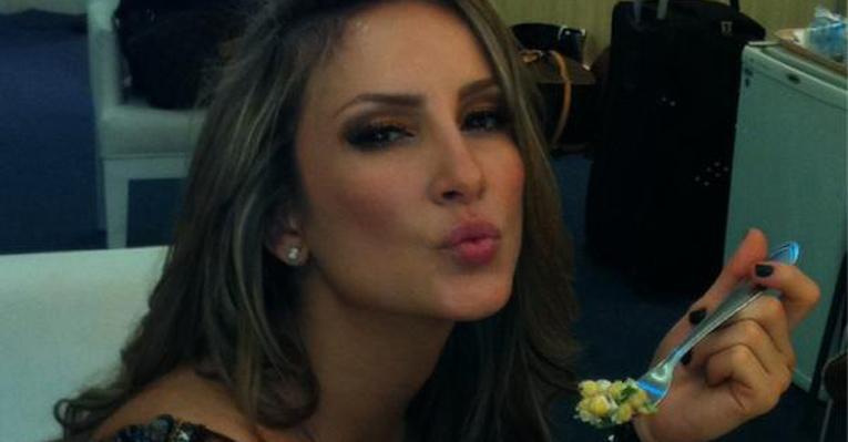 Claudia Leitte tuita foto após gravação do ‘Show da Virada’ em São Paulo