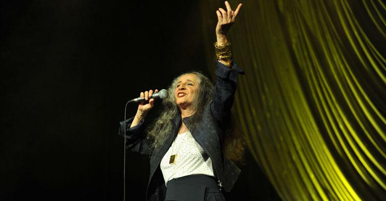 Em apresentação especial,  Maria Bethânia reencontra obra de Chico Buarque