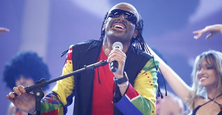 Rodrigo Faro se transforma em Stevie Wonder