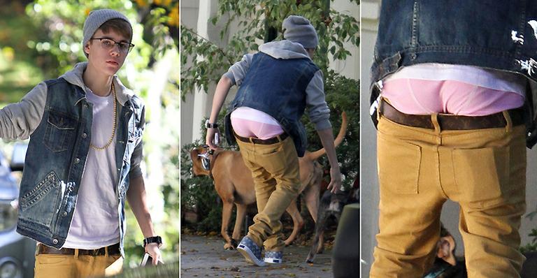 Justin Bieber mostra cueca rosa durante passeio com cachorros