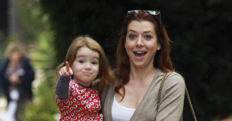 Atriz de ‘American Pie’, Alyson Hannigan, passeia com a filha, Satyana